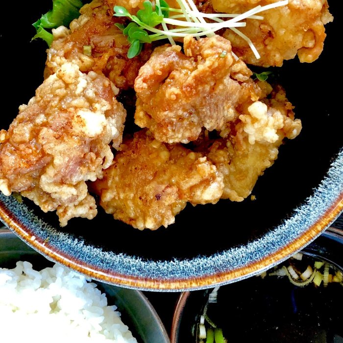 有名な油淋鶏定食(中華料理みんぱい)
